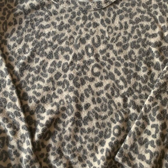 Soft and fuzzy leopard print sweater XL - Picture 3 of 3